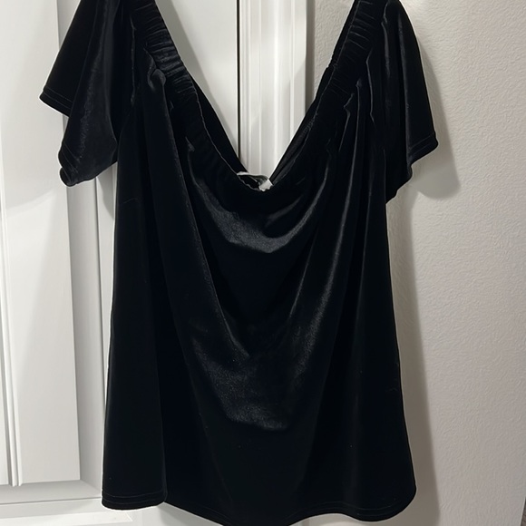 Francesca’s NEW W/ Tags Velvet Off the Shoulder Top, size Small - Picture 3 of 4